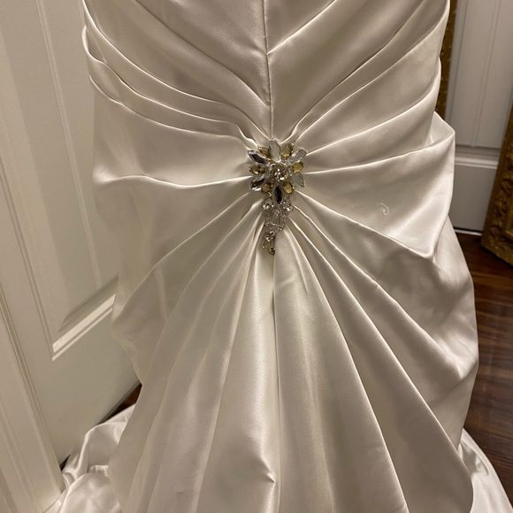 Demetrius wedding dress - Picture 6 of 9